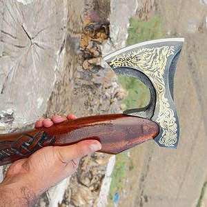 Hache viking nordique artisanale industrielle avec lame en acier au carbone, tête gravée, poignée en cuir et manche en bois pour le camping en extérieur et la survie - Product Image 5