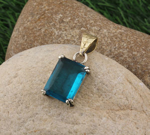 จี้ทรงสี่เหลี่ยมผืนผ้าพลอยโทแพซสีน้ำเงินลอนดอนธรรมชาติแบบวินเทจ เงินแท้ 925 ชุบแพลตตินัม ทรงเหลี่ยมมรกต สำหรับสร้อยคอพลอยโทแพซสีน้ำเงิน - Product Image 1