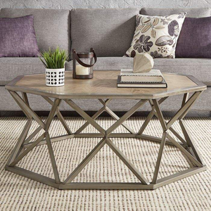 Mesa de centro metálica con superficie de madera que permite un diseño interior versátil, desde espacios industriales tipo loft hasta apartamentos minimalistas. - Product Image 4