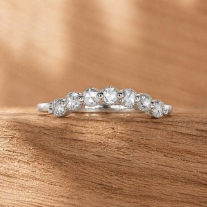 Bague empilable en or massif 10K 14K 18K avec sept pierres de diamant de laboratoire taille ronde et moissanite, idéale pour anniversaire ou mariage - Product Image 4
