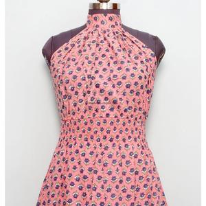 เดรสทรงเอพิมพ์ลายดอกไม้สไตล์โบฮีเมียนทันสมัยสวยงาม คอทรงโอ ความยาวระดับเข่า ผ้าฝ้าย พิมพ์ลายบล็อก สำหรับงานปาร์ตี้ฤดูร้อน ฤดูใบไม้ผลิ ฤดูร้อน - Product Image 2