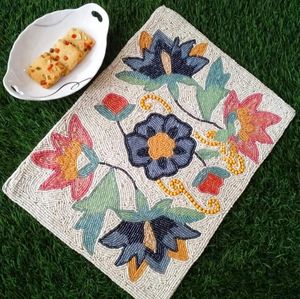 Napperon de fleurs perlées fait à la main exquis avec des pétales orange blancs et bruns d'inspiration vintage - Product Image 2