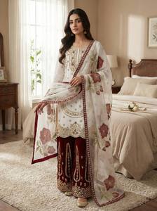 Ensemble salwar kameez en soie blanche avec pantalon en velours rouge et broderies dorées pour femmes, idéal pour les mariages et les fêtes - Product Image 3