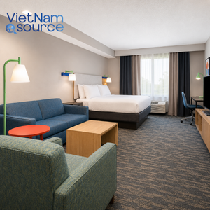 ระบบเฟอร์นิเจอร์ห้องพักที่ทันสมัยของ Modern Garner Inn พร้อมแผงทีวี ตู้เสื้อผ้า โต๊ะข้างเตียง และโต๊ะเขียนหนังสือ ผลิตในเวียดนาม - Product Image 1