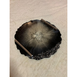 Plateau de service en résine époxy blanche de qualité supérieure avec des paillettes dorées et des poignées métalliques décoratives, bordure irrégulière élégante pour les mariages - Product Image 2