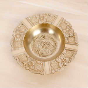 Cenicero decorativo de latón con forma de pétalo de flor, elaborado con un diseño texturizado detallado, disponible a precios de mayorista. - Product Image 6