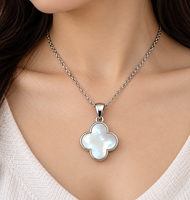 Collier Chrétien Trèfle à Quatre Feuilles avec Pendentif en Nacre, Chaîne en Acier Inoxydable Plaqué Or 18K, Bijou Femme, Cadeau