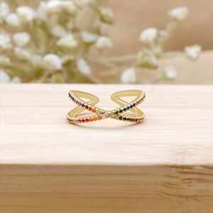 Vente en gros d'anneaux en argent sterling 925 plaqués or jaune avec pavé de CZ multicolores en forme de croix, bijoux Memoria - Product Image 5