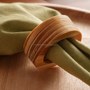 Rond de serviette en bois rustique élégant fait à la main pièce de décoration de table de ferme pour les mariages fêtes de vacances fêtes de famille - Product Image 1