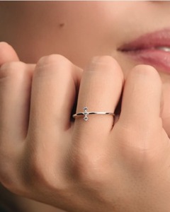 Anillo de Plata de Ley 925 con Diamante Cultivado en Laboratorio, Estilo Minimalista de Lujo para Mujer – Joyería Fina, Apilable, Estilo Minimalista - Product Image 5