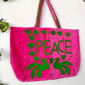 กระเป๋าโท้ทกำมะหยี่สีชมพูสั่งทำขายส่ง พร้อมลายปักตัวอักษร PEACE สีเขียวเข้ม รูปนกพิราบ หัวใจ และลายดอกไม้ - Product Image 1