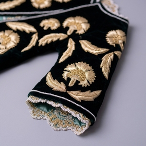 Kaftan ottoman traditionnel en velours, brodé à la main avec des motifs de carnations en fils d'or, mini-caftan turc décoratif - Product Image 2