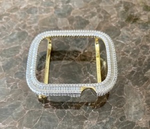 Boîtier de protection entièrement orné de zircone baguette et de diamants de laboratoire en or jaune pour Apple Watch Series, unisexe et tendance - Product Image 6