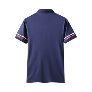 เสื้อโปโลแขนสั้นสีน้ำเงินกรมท่าสำหรับผู้ชาย พร้อมแถบข้อมือสีแดงและสีขาว ผ้าถักปิเก้ลำลอง ทรงปกติ - Product Image 4