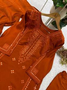 CETTE SAISON, DÉCOUVREZ NOTRE ENSEMBLE DE HAUT ET PANTALON BRODÉS À LA MAIN AVEC DUPATTA - Product Image 3