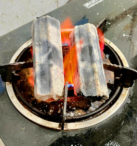 Briquettes de charbon de bois de sciure de bois dur 100% naturelles, fabriquées à la machine, forme hexagonale, teneur en carbone fixe 80-90%, humidité max 5%, temps de combustion - Product Image 1