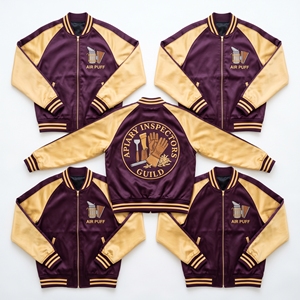 Chaqueta Bomber de Satén Personalizada con Cremallera y Mangas Raglán, Color Marrón Dorado, Bordado Gráfico en la Espalda de la Hermandad de Silleros, Estilo Universitario - Product Image 6