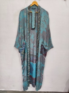 Robe de mariée en soie longueur cheville, multicolore, vêtement de nuit, kimono indien vintage en soie de sari recyclée - Product Image 5
