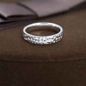 แหวนเงินแท้แบบตอกลาย แหวนเงินลายตอก รูปทรงออร์แกนิก แหวนลายตอก - Product Image 5