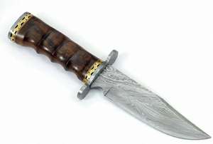Couteau de chasse artisanal en acier Damas à pointe clip, avec manche en noyer rainuré pour une prise de main optimale - Product Image 2