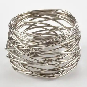 Elegancia para ocasiones religiosas y cenas familiares: Anillo para servilletas de metal clásico, elaborado con cuidado para añadir un toque tradicional. - Product Image 4