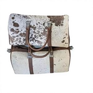 Sac de voyage unisexe de qualité supérieure en cuir véritable à poils, style western, multi-poches, fermeture éclair, idéal pour la mode et la revente en gros - Product Image 1