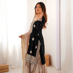 Ensemble Sharara en soie Chinon de créateur avec travail de perles et de sequins - Product Image 1