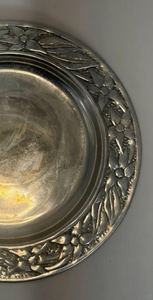 Plato de Servir Redondo y Profundo de Metal Plateado Vintage con Diseño Floral Grabado para Decoración de Mesa de Boda - Product Image 4