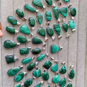 Collier pendentif en malachite verte naturelle, plaqué argent, cristal de guérison, éco-responsable, fait main, inspiré du Reiki, 100% - Product Image 5