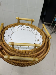 Plateau décoratif rond en rotin de 16 pouces, fait main, en osier, pour la présentation sur les tables d'hôtels et de restaurants - Product Image 5