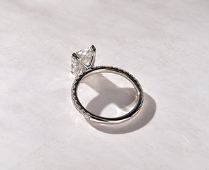 Anillo de Compromiso Clásico para Mujer con Diamante Cultivado en Laboratorio con Corte Esmeralda y Banda Pavé, Chapado en Oro Puro al 100% - Regalo de Boda y Aniversario - Product Image 3