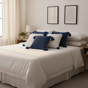 Set di 5 Copricuscini SOGA in Maglia Spessa Blu Navy e Bianco Crema con Pompon per Decorazione Divano - Product Image 5