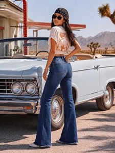 Jeans en denim déchiré pour femme - Coupe bootcut, taille mi-haute, longueur genou, style vintage pour un look décontracté et streetwear - Product Image 3