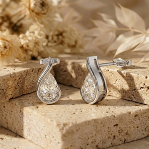 Clous d'oreilles minimalistes en forme de goutte d'eau en or 14 carats avec diamants 1,50 carats - Product Image 6