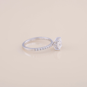 Anillo de Compromiso con Diamante Cultivado en Laboratorio de Corte Princesa de 1.35CT con Banda Redonda Pavé en Oro Blanco, Amarillo y Rosa de 9K - Product Image 3