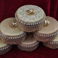Tissu Banarasi avec boîte à laddu en acier perlé, boîte à mithai, boîte cadeau indienne |   Faveur de Puja |   Article Shagun pour mariage hindou, punjabi, musulman