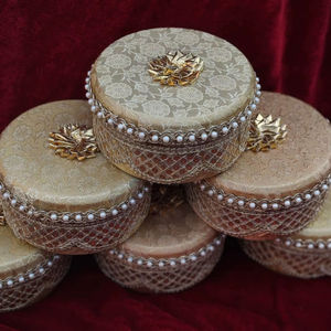 Caja de dulces Laddu de acero con perlas y tela Banarasi, caja de dulces Mithai, caja de regalo india |   Recuerdo de Puja |   Artículo Shagun para Bodas Hindúes, Punjabias y Musulmanas - Product Image 1