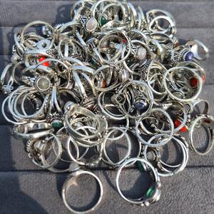 Bague traditionnelle en laiton très demandée avec pierre précieuse naturelle pour l'équilibre énergétique et la positivité astrologique, disponible à la vente - Product Image 3