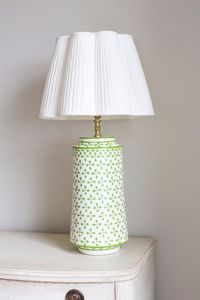 Lámpara de Mesa LED de Diseño Moderno con Base de Metal con Incrustaciones de Hueso, Patrón Zigzag Azul y Blanco, Base para Bombilla E14/E26 - Product Image 2