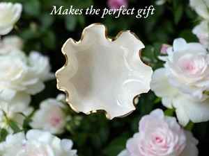 Bol décoratif artisanal en résine époxy blanche moyenne, design géode - Product Image 4