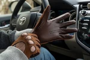 Gants de conduite en cuir perforé marron de qualité supérieure, toucher suède, respirants, adhérence de luxe, pour la vente en gros et en vrac - Product Image 3