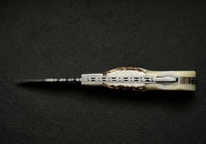Cuchillo de Caza Artesanal de Damasco con Hoja Dentada de Punta Caída, Mango de Asta de Ciervo y Hueso, Funda de Cuero para Uso Exterior OEM - Product Image 3