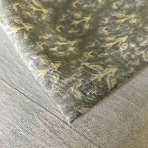 ผ้าฝ้ายพิมพ์ลายด้วยมือ – ลายดอกไม้แบบมินิมอล |   ผ้าทอสีเทาอมเขียวมะกอกและสีเหลืองอ่อนสไตล์อินเดีย - Product Image 2