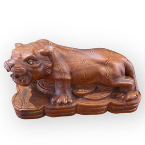 La statue de tigre soigneusement sculptée, en bois de Huong, est destinée à la présentation. - Product Image 5