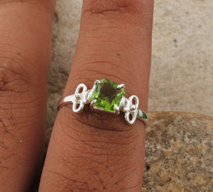 Anillo de Boda Clásico Minimalista con Peridoto Cuadrado y Cuarzo, Plata de Ley 925, Piedra de Nacimiento de Agosto para Mujer, Joyería Fina al por Mayor - Product Image 1