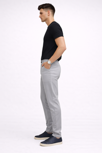 Pantalones deportivos modernos de corte ajustado en gris claro para hombre, hechos con tela elástica transpirable de primera calidad que ofrece una comodidad excepcional. - Product Image 2