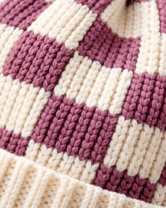 Gorro de Punto Personalizado con Diseño a Cuadros Morado y Blanco, Gorro de Invierno Cálido con Pompón, Gorro de Punto Grueso Unisex, Gorro con Logo Personalizado, Proveedor OEM - Product Image 4