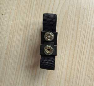 สายรัดข้อมือป้องกันไฟฟ้าสถิตย์ ESD พร้อมสายกราวด์แบบสองขา โพลีเอสเตอร์และสแตนเลสสตีล ความต้านทาน 10e3 โอห์ม สีดำ - Product Image 1