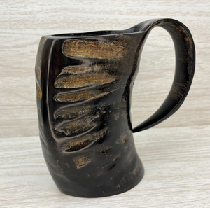 Coupe en corne foncée avec un corps texturé rainuré sculpté et une poignée lisse et élancée, disponible à prix de gros. - Product Image 1