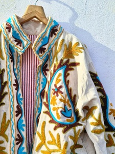 Abrigo de Talla Grande con Capucha y Hombros Caídos, Bordado Suzani de Terciopelo de Algodón Ecológico, Estilo Vintage, con Estampado Floral, para Mujer, de Bless International - Product Image 2